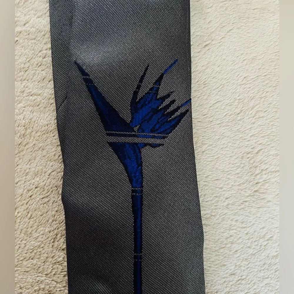 Armani Collezioni gray/blue design 100% silk tie